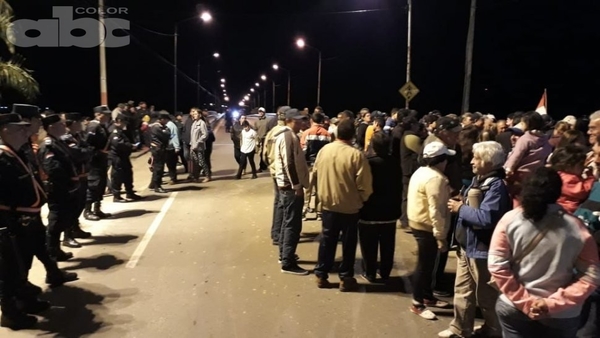 Vuelven a cerrar puente en Pilar - Nacionales - ABC Color
