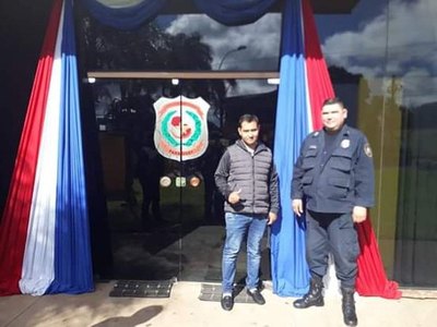 Poli devuelve billetera con dinero en efectivo