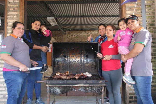 Cinco hermanas mamás te hacen el asadacho