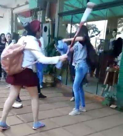 Desfile estudiantil opa en pelea de colegialas