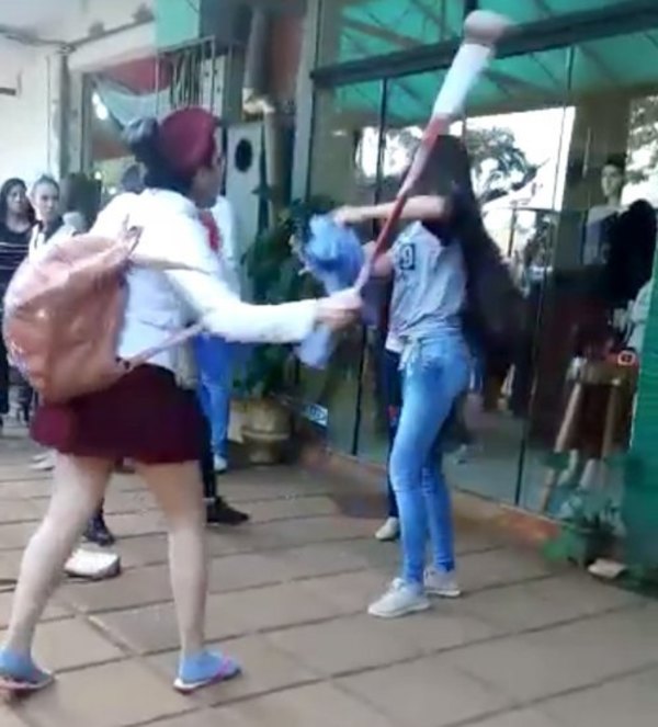 Desfile estudiantil opa en pelea de colegialas