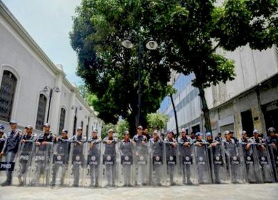 Fuerzas de seguridad bolivariana bloquean Parlamento venezolano