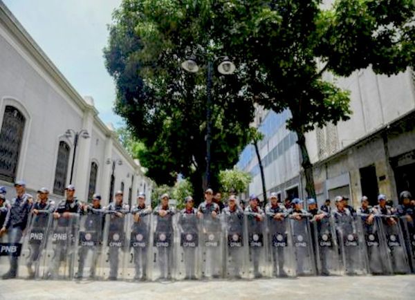 Fuerzas de seguridad bolivariana bloquean Parlamento venezolano
