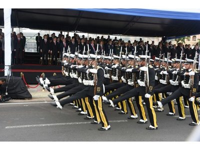 Multitudinario desfile miliar en Costanera