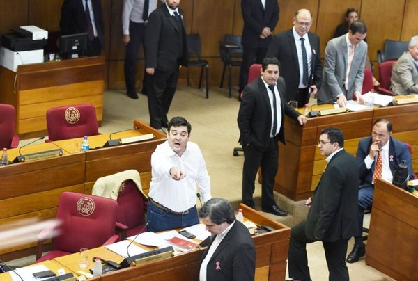 El acusado Buzarquis lanzó ayer una advertencia a Riera - Edicion Impresa - ABC Color
