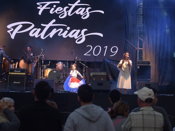 Microcentro se colmó de música, baile y color en festejos patrios