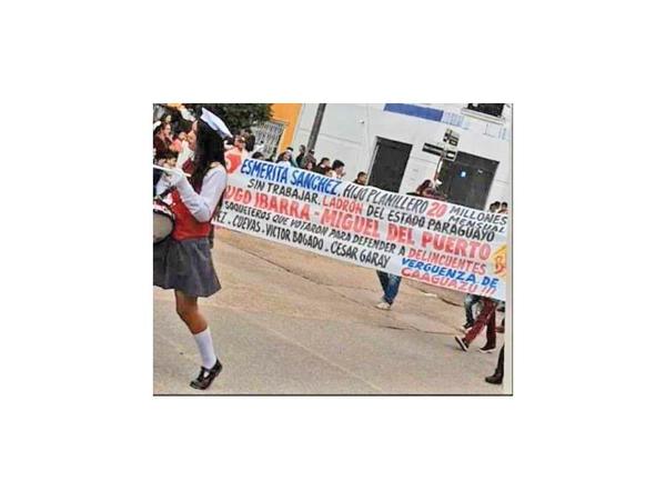 Escrachan a diputados durante desfiles patrios en Caaguazú