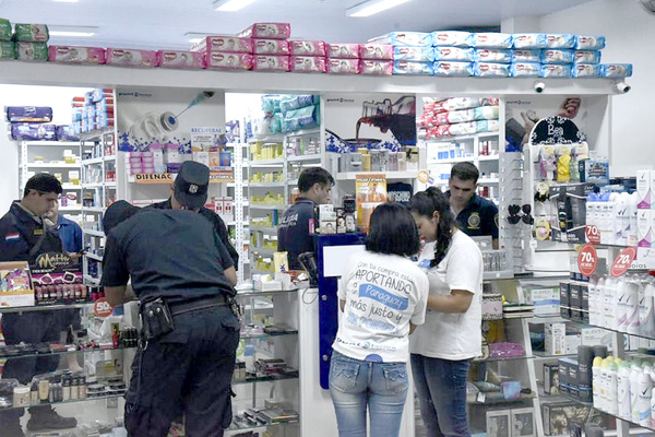 Bandido con pasamontañas y pata de cabra asalta sucursal de Farmacenter y roba la recaudación