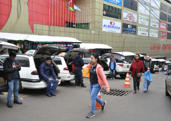 Escaso movimiento comercial en feriado | Diario Vanguardia 08