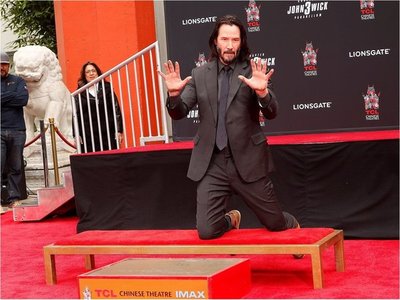 Keanu Reeves inmortaliza sus huellas y firma en Hollywood