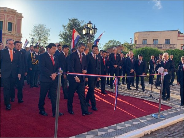Habilitan histórico adoquinado frente al Palacio de López