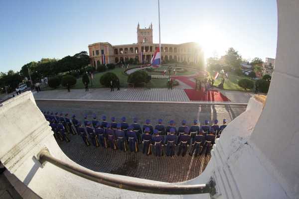 Con izamiento de la bandera y cañonazos prosiguen festividades patrias | .::Agencia IP::.