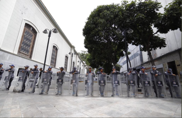 Fuerzas militares bloquearon el edificio de la Asamblea Nacional - ADN Paraguayo