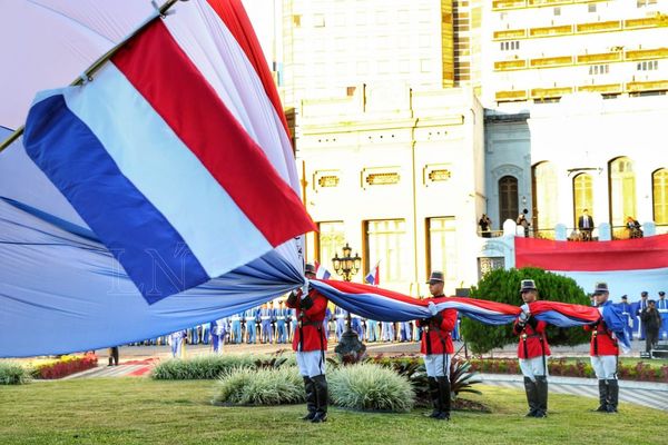 Actos oficiales por el Día de la Patria y las Madres