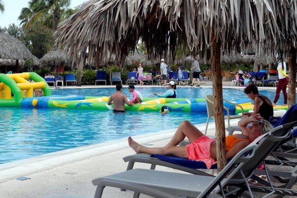 Un 40% de los estadounidenses orinó en una piscina siendo adulto - Mundo Curioso - ABC Color