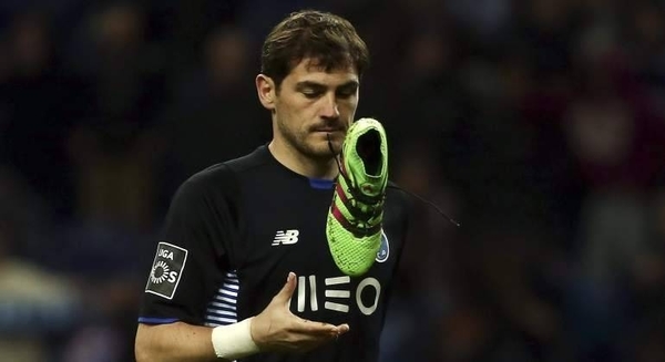 HOY / El Oporto asume la retirada de Casillas y está buscando arquero