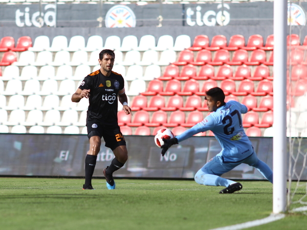 Santa Cruz asistió, anotó y fue el mejor de la fecha