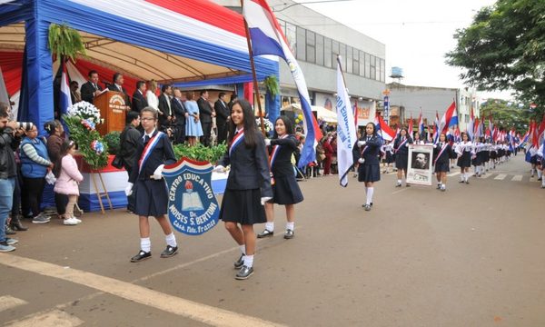 Tradicional desfile en honor a la Patria en Presidente Franco
