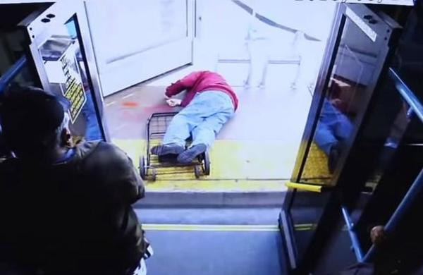 Mujer empujó de un autobús a anciano que le pidió ser más amable: la acusan de homicidio - C9N