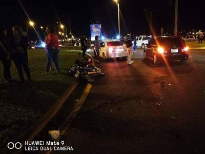 CHOCÓ CONTRA EL CORDÓN DE LA ROTONDA Y SE ENCUENTRA GRAVE.