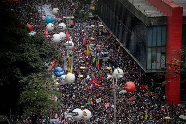 Bolsonaro tilda de “idiotas útiles” a multitudes que marcharon por educación - Internacionales - ABC Color