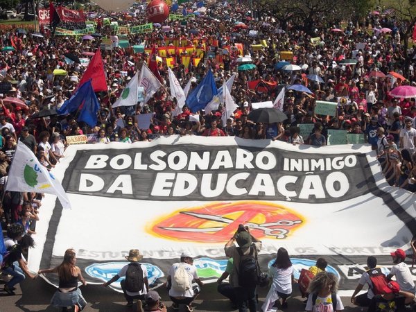 Comunidad educativa contra Bolsonaro, quien los acusa de ser idiotas útiles