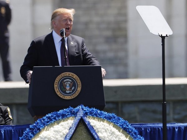 Trump veta negocios con firmas extranjeras para evitar espionaje