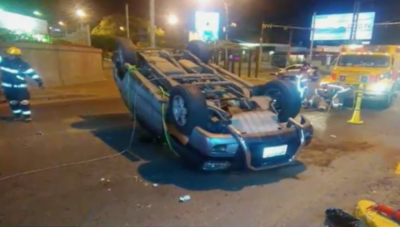 HOY / Semáforo intermitente: camioneta volcó tras choque con otro vehículo