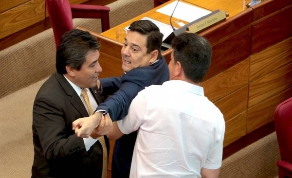 HOY / Salyn reconoció delito, dice fiscal que lo acusó, pero en Senado buscan salvarlo
