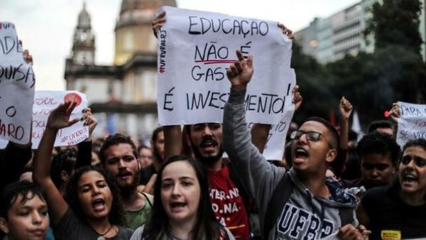 Bolsonaro tilda de “idiotas útiles” a multitudes que marcharon por educación | .::Agencia IP::.