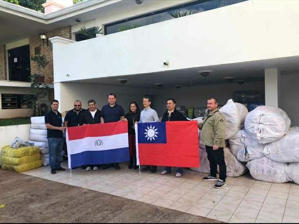 Taiwaneses entregan víveres para damnificados
