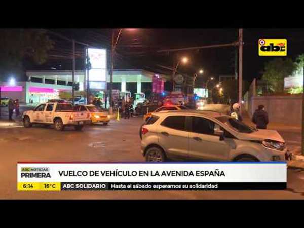 Vuelco de vehículo en la Avenida España - Tv - ABC Color