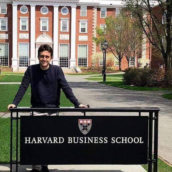 JOVEN DE SANTA RITA ADMITIDO A HARVARD Y STANFORD UNIVERSITY.