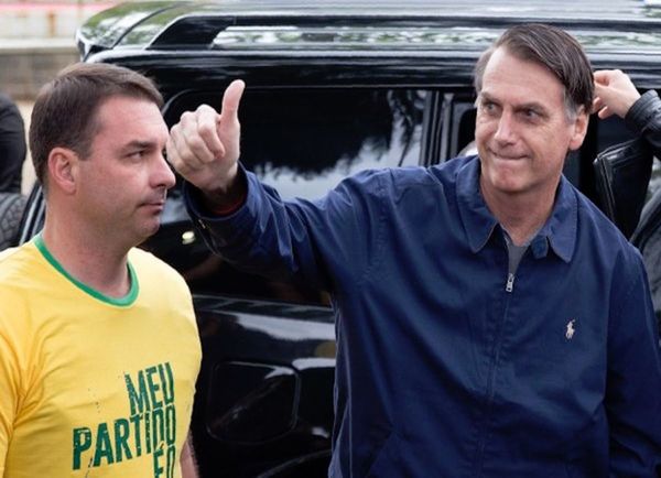 Hijo de Bolsonaro niega acusaciones de lavado en Brasil