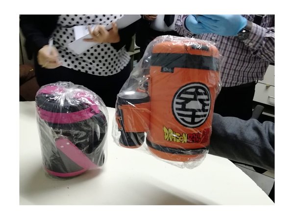 Pillaron cocaína líquida en termos de Dragon Ball que irían a España