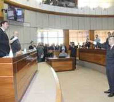 Juró como senador el exsecretario de Horacio Cartes - Paraguay.com