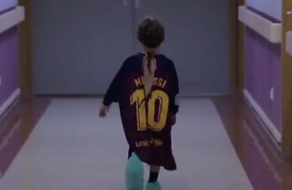 Campaña convierte camisetas de fútbol en batas de hospital para niños - C9N