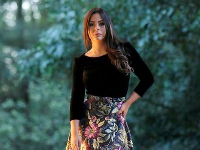 Un tronco casi aplasta a Larissa Riquelme