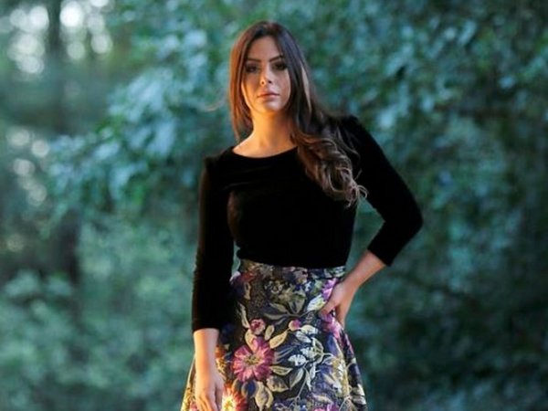 Un tronco casi aplasta a Larissa Riquelme