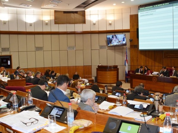 Senado rechazó proyecto del impuesto al tabaco  - Radio 1000 AM
