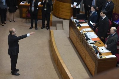 Arnaldo Franco jura como senador, en reemplazo del expulsado Víctor Bogado