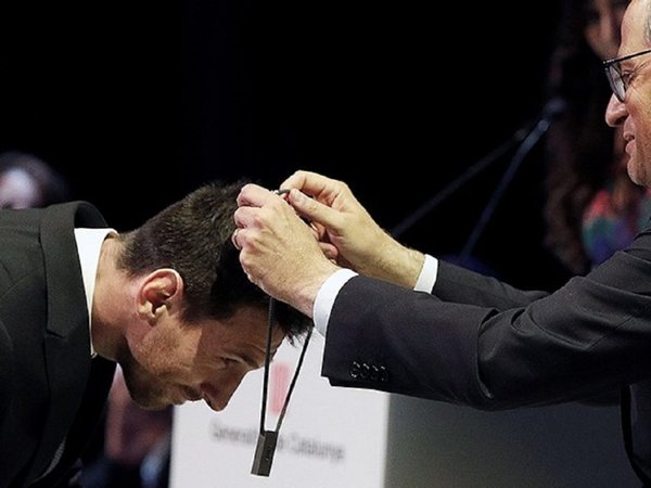 Leo Messi recibe la Cruz de Sant Jordi por su "humildad y honestidad"