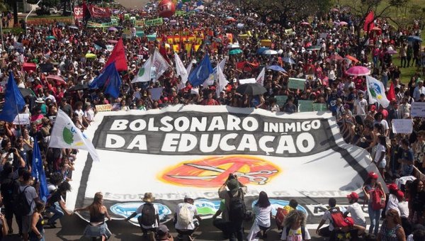 Comunidad educativa contra Bolsonaro, quien los acusa de ser idiotas útiles