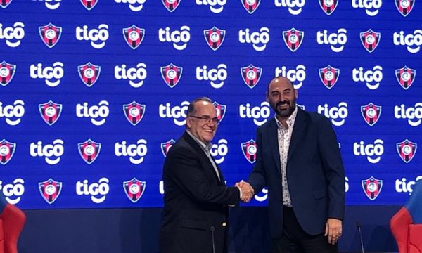 Tigo reafirma su compromiso con el fútbol local