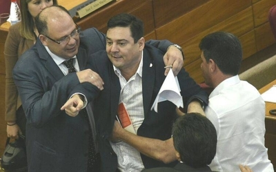 HOY / Efrainistas, Añetete, PQ y los luguistas salvan a Buzarquis de la pérdida de investidura