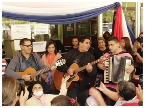 Le llevaron serenata a mamis con cáncer