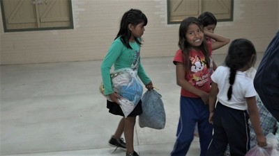 Comunidad indígena de Filadelfia realiza donaciones a damnificados del Chaco