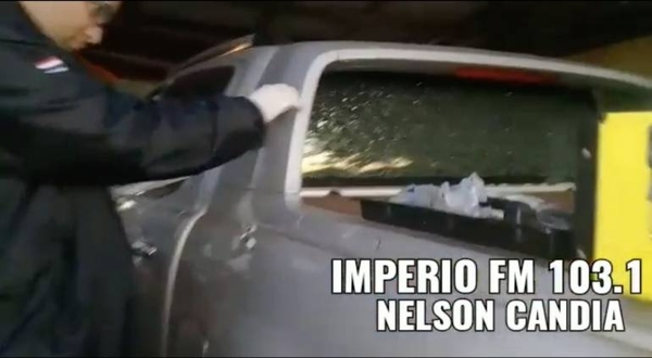 HOY / Persecución y lluvia de balas sobre camioneta: víctima salva la vida metiéndose en comisaría
