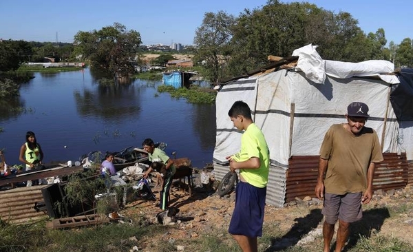 HOY / Afectados por inundaciones sufren males respiratorios y cutáneos