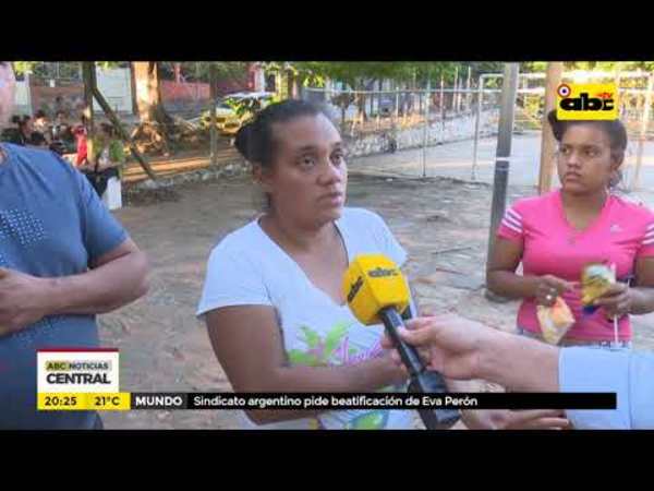 Vecinos acuerdan con damnificados para no ocupar cancha de fútbol - Tv - ABC Color